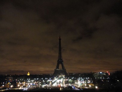 夜中のエッフェル塔の写真
