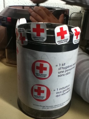 赤十字の貯金箱