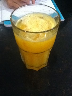 搾ったオレンジジュース